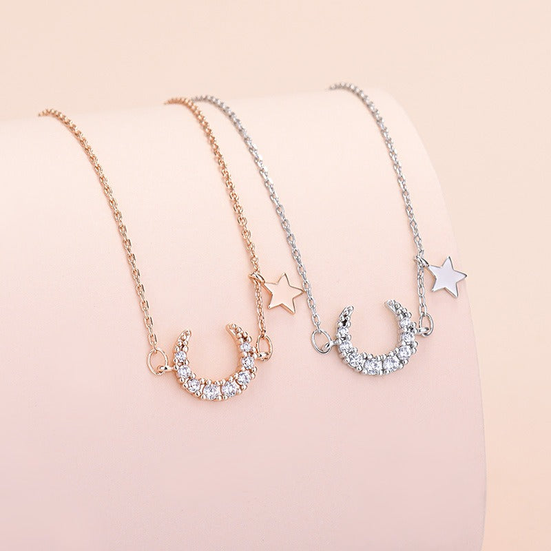 Feine Halskette mit umgekehrter Mondsichel in Silber