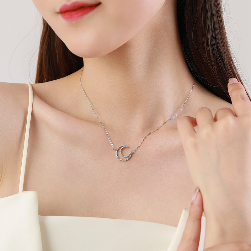 Zarte Halskette mit silberner Mondsichel