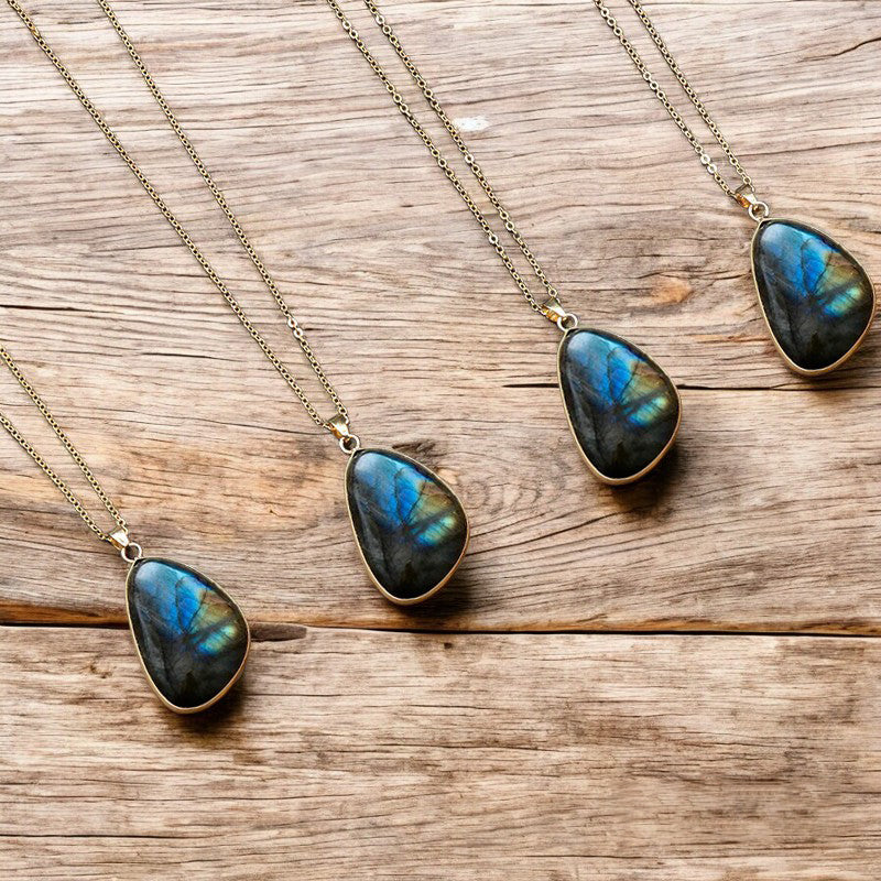 Edle Halskette mit schwarzem Mondstein