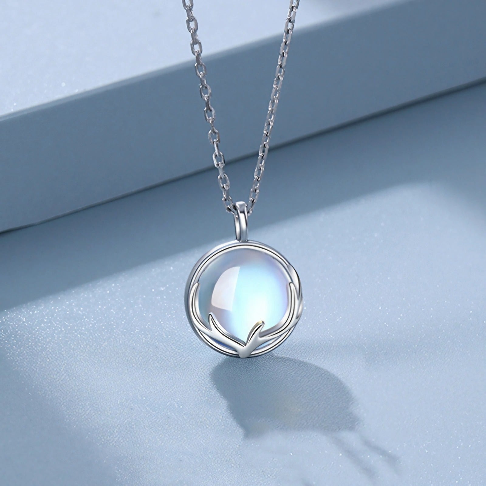 Zarte Mondstein-Halskette