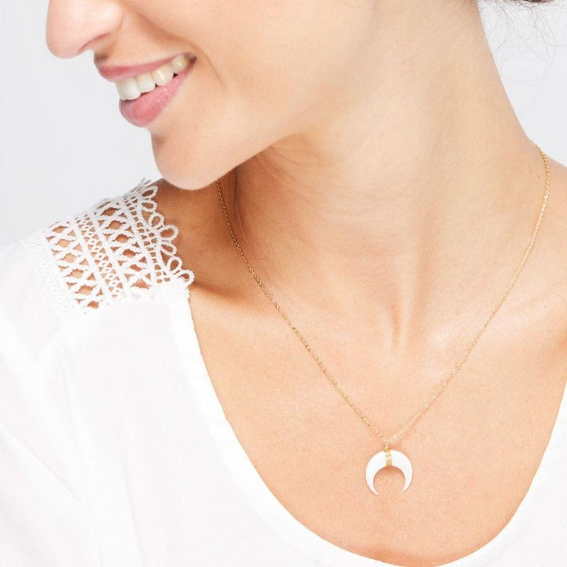 Zarte Halskette mit Mondsichel aus Horn