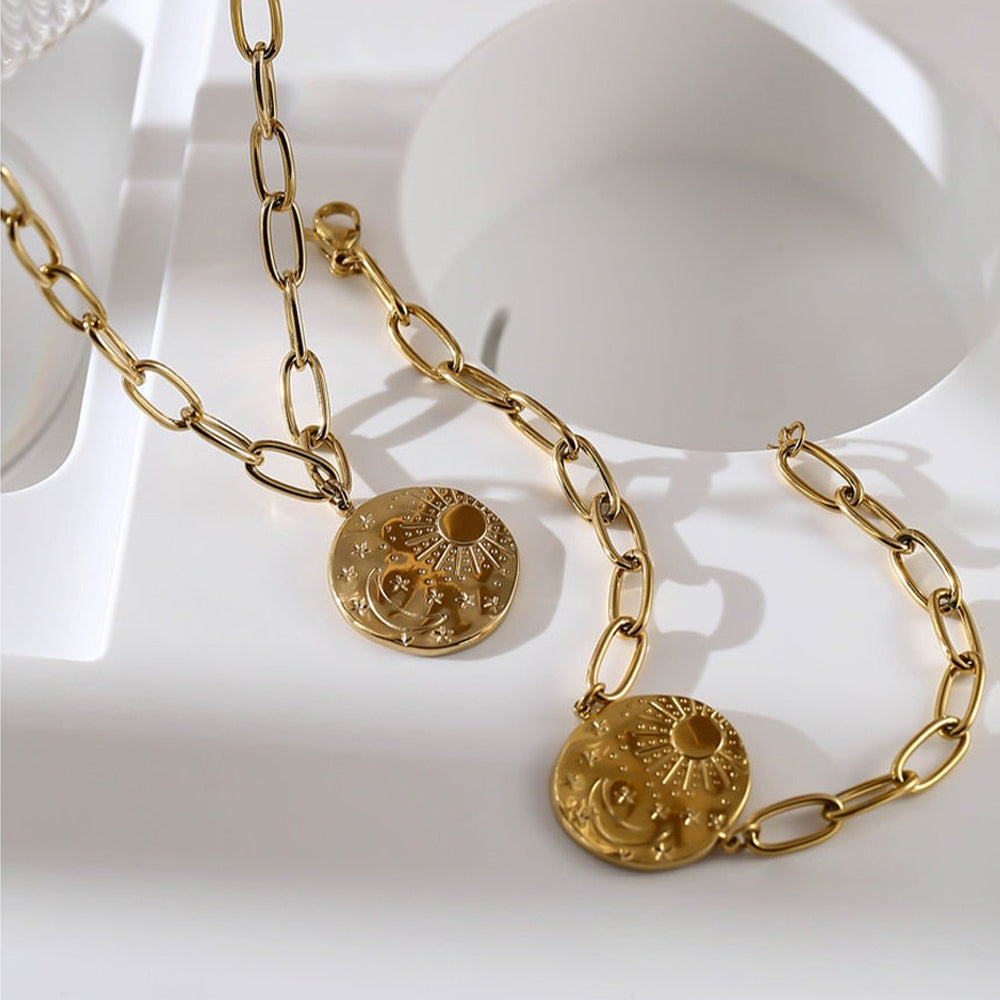 Zarte Halskette mit Sonne und Mond in Gold